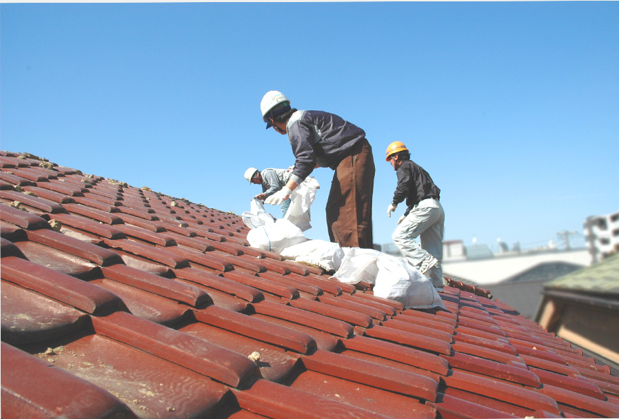 東日本大震災時の屋根瓦修理の写真